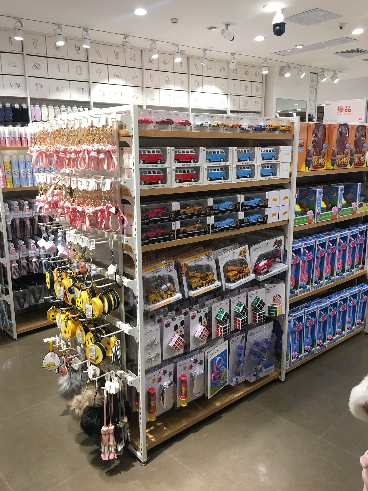 名創(chuàng)優(yōu)品、諾米（Nome）百貨店開(kāi)店籌備全攻略 廣州貨架廠家的關(guān)鍵角色